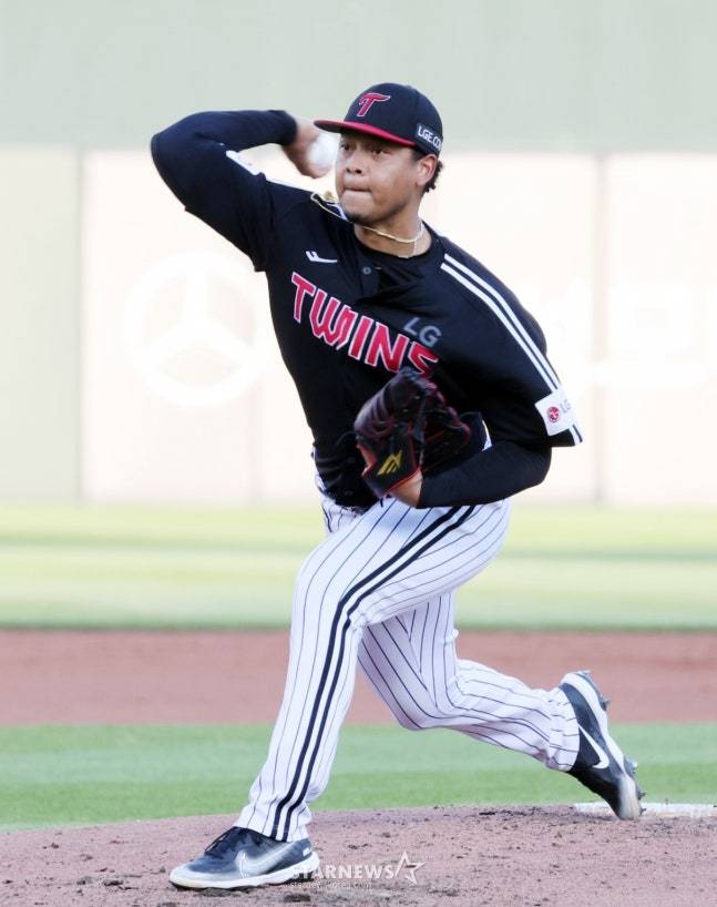 LG 에르난데스가 1일 사직 롯데전에서 투구하고 있다. /사진=강영조 선임기자