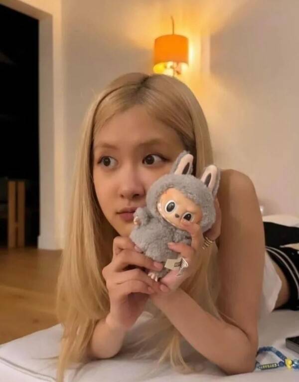 글로벌 스타로 등극한 블랙핑크(BlackPink) 멤버 로제도 라부부의 팬이다. 그녀의 인스타그램에 라부부와 같이 찍은 사진을 올린 바 있다. 사진=로제 인스타그램 'roses_are_rosie' 캡처