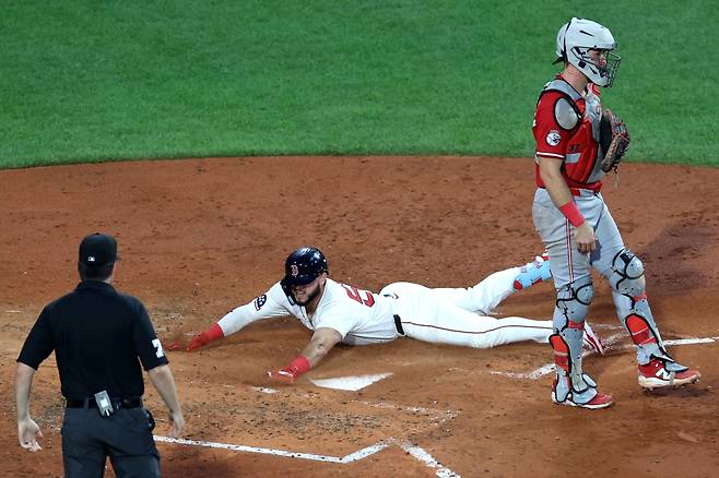 보스턴 레드삭스 윌리어 아브레우가 미국 매사추세츠주 보스턴의 펜웨이파크에서 열린 2025 미국 메이저리그(MLB) 신시내티 레즈와의 홈경기에서 5번타자 겸 우익수로 선발 출전해 5타수 2안타 5타점을 기록했다. 한 경기에 그라운드 홈런과 만루포를 모두 기록하는 진기록을 작성하기도 했다. AFP 연합뉴스