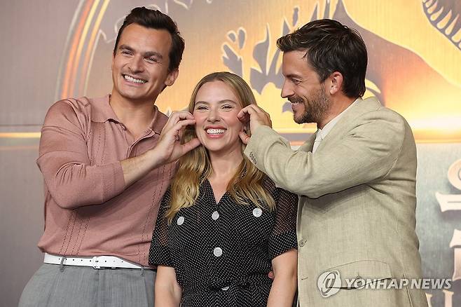 '쥬라기 월드' 내한 배우들의 하트 (서울=연합뉴스) 강민지 기자 = 1일 서울 종로구 포시즌스호텔에서 열린 영화 '쥬라기 월드: 새로운 시작' 내한 기자간담회에서 배우들이 포즈를 취하고 있다. 왼쪽부터 루퍼트 프렌드, 스칼릿 조핸슨, 조너선 베일리. 2025.7.1 mjkang@yna.co.kr