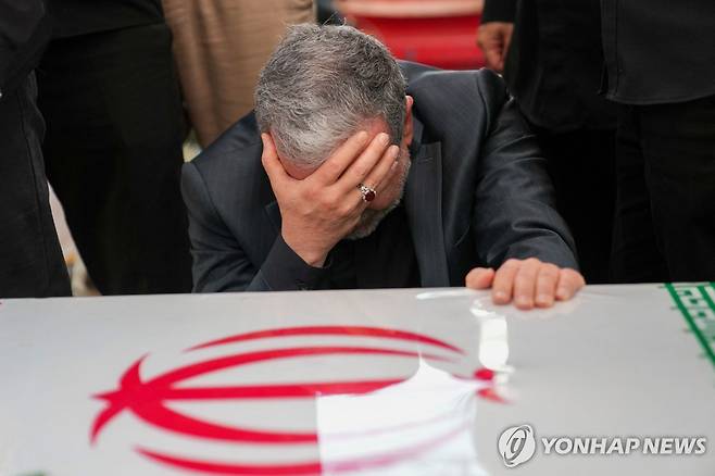 슬퍼하는 이란 외무장관 (AFP=연합뉴스) 지난달 29일(현지시간) 이란 테헤란에서 열린 이슬람혁병수비대 호세인 살라미 총사령관의 장례식에서 압바스 아락치 이란 외무장관이 얼굴을 손으로 감싸쥐며 슬퍼하고 있다. 2025.7.1 photo@yna.co.kr