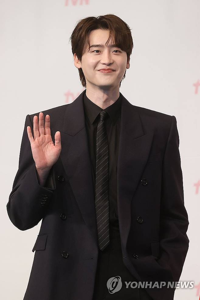 이종석, 3년만의 복귀 (서울=연합뉴스) 류효림 기자 = 배우 이종석이 1일 서울 구로구 더링크호텔에서 열린 tvN 드라마 '서초동' 제작발표회에서 포즈를 취하고 있다. 2025.7.1 ryousanta@yna.co.kr
