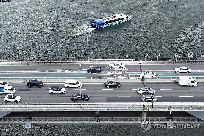 한강버스 '도로 대신 물길을 따라' (서울=연합뉴스) 서대연 기자 = 한강버스 체험운항이 시작된 1일 서울 청담대교 인근에서 한강버스가 운행하고 있다.
한강버스는 서울시가 한강 유역에 처음 도입하는 친환경 수상 대중교통수단으로 마곡∼망원∼여의도∼옥수∼압구정∼뚝섬∼잠실 7개 선착장, 약 31.5㎞의 거리를 오간다. 정식 취항은 9월로 예정돼 있으며 이날부터 8월 30일까지는 매주 화·목·토요일에 시민 체험 운항이 열린다. 2025.7.1 dwise@yna.co.kr