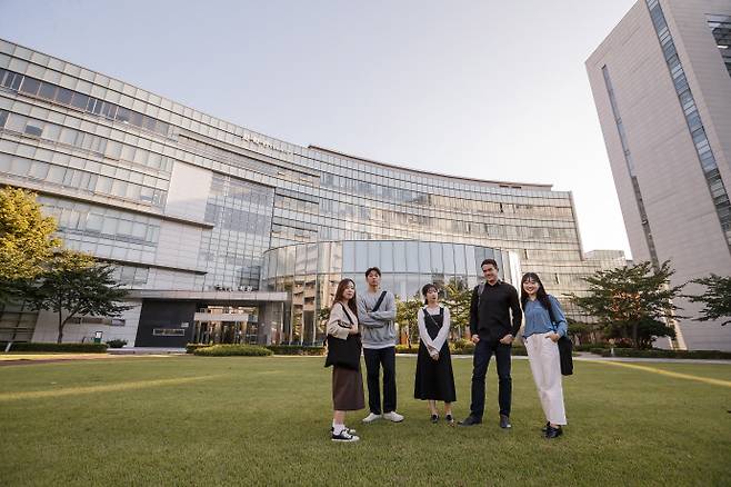 수원시 장안구에 위치한 성균관대학교 자연과학캠퍼스 학생들이 반도체화학관 앞에 모여 있다. 사진=성균관대학교