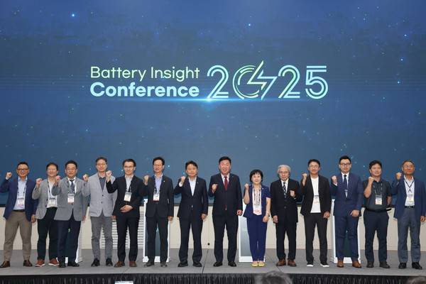 ▲ 2일 청주시 오송읍 소재 청주오스코에서 '배터리 인사이트 컨퍼런스 2025'가 열린 가운데 김영환 충북지사와 이범석 청주시장 등이 기념촬영을 하고 있다. 충북도와 청주시가 이 행사를 주최했다. 충북도 제공