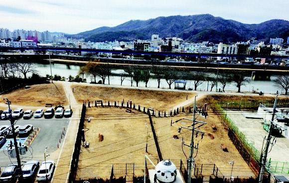 순천시 조곡동 일대에 조성된 반려동물 놀이터 모습. <전남도 제공>