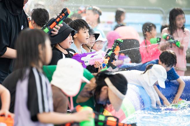 지난해 열린 ‘구미 썸머 페스티벌’에서 어린이들이 물총을 쏘매 물놀이를 즐기고 있다. /구미시 제공