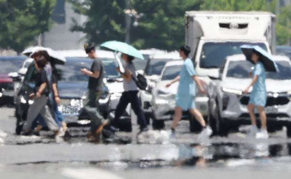울산에 폭염특보가 발효 중인 2일 울산시 남구 한 도로 위로 지열로 인한 아지랑이가 피어오르고 있다. 이날 울산의 낮 최고기온은 36도를 웃돌았다.연합