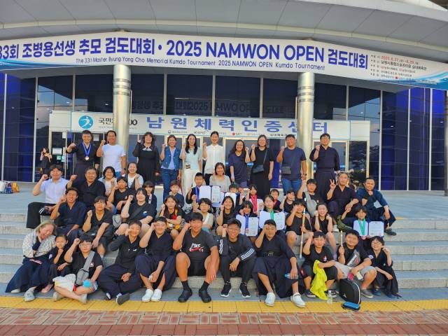 지난달 27~29일 열린 2025 남원오픈 국제검도대회·조병용선생 추모검도대회에서 종합 준우승을 차지한 사천시 검도회 선수단과 가족들이 기념촬영을 하고 있다./사천시 검도회/