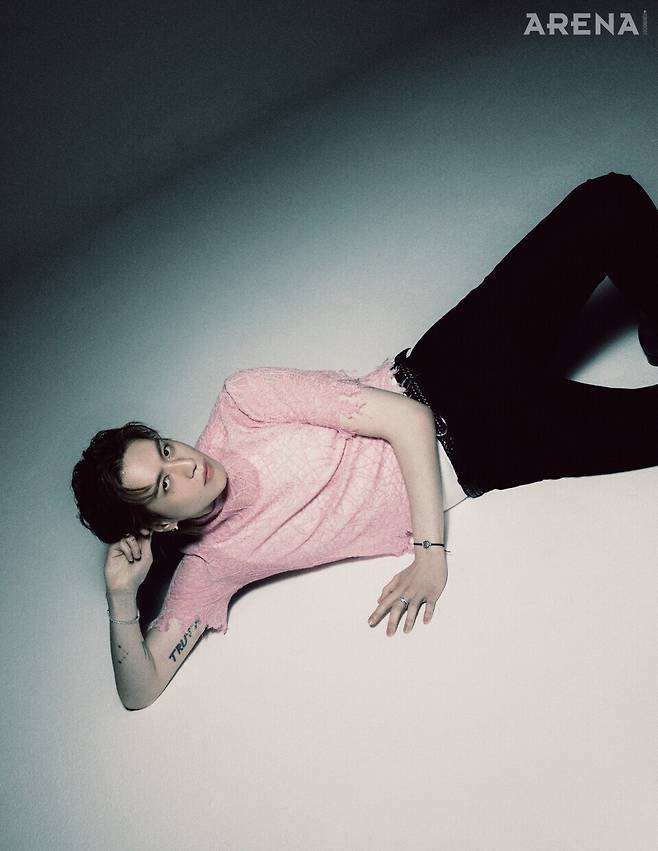 레이스 톱·팬츠 모두 맥퀸, 이너 톱·벨트 모두 스타일리스트 소장품, 이어링·브레이슬릿·링 모두 본인 소장품.