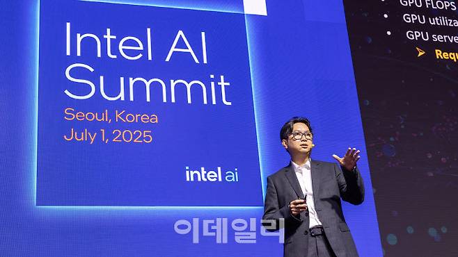 정우석 부사장(소프트웨어 솔루션 담당)은 전날 열린 ‘인텔 인공지능(AI) 서밋 서울 2025’에서 ‘메모리센트릭 AI 컴퓨팅 시대의 새로운 기회‘ 주제로 기조강연을 진행했다.(사진=SK하이닉스)