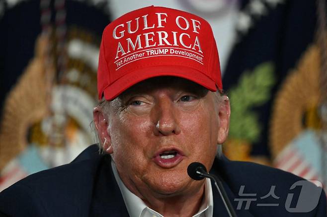 도널드 트럼프 미국 대통령이 1일(현지시간) 플로리다주에 새로 문을 연 이민자 수용시설, 일명 '앨리게이터 앨커트래즈'의 개소식에서 발언하고 있다. 2025.07.01 ⓒ AFP=뉴스1 ⓒ News1 류정민 특파원