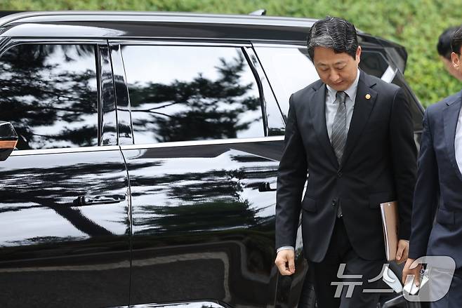 안덕근 산업통상자원부 장관이 2일 내란특검 조사를 받기 위해 서울 서초구 서울고검 청사로 출석하고 있다. 2025.7.2/뉴스1 ⓒ News1 이동해 기자