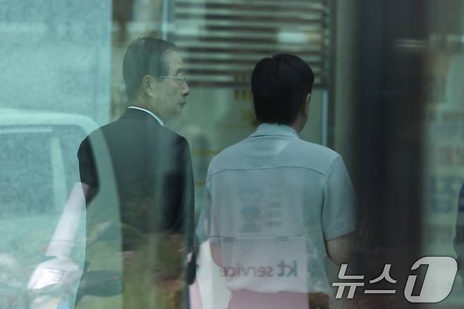 한덕수 전 국무총리가 2일 내란특검 조사를 받기 위해 서울 서초구 서울고검 청사로 출석하고 있다. 2025.7.2/뉴스1 ⓒ News1 이동해 기자