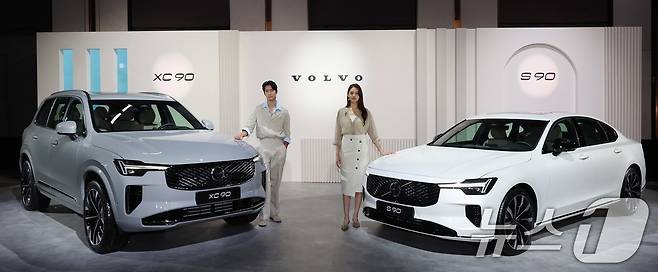 2일 서울 광진구 워커힐호텔에서 열린 볼보 신형 XC90·S90 공개 행사에서 모델들이 포즈를 취하고 있다. 이날 볼보자동차코리아가 현대적인 스칸디나비아 스타일과 최첨단 기술이 적용된 스웨디시 럭셔리 플래그십 신형 XC90 및 S90을 동시에 출시했다. 2025.7.2/뉴스1 ⓒ News1 박지혜 기자