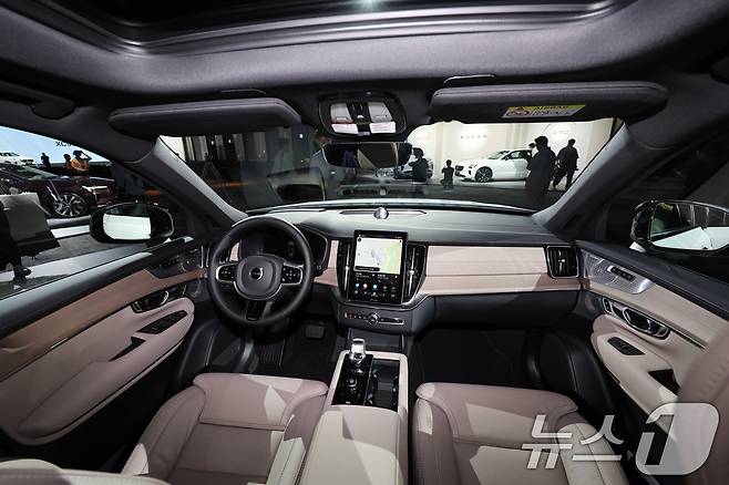 2일 서울 광진구 워커힐호텔에서 볼보 신형 XC90이 공개되고 있다. 이날 볼보자동차코리아가 현대적인 스칸디나비아 스타일과 최첨단 기술이 적용된 스웨디시 럭셔리 플래그십 신형 XC90 및 S90을 동시에 출시했다. 2025.7.2/뉴스1 ⓒ News1 박지혜 기자
