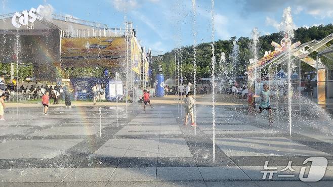 2일 대구 한낮 수은주가 36.7도까지 치솟자 '대구 치맥페스티벌'에 방문한 어린아이가 바닥분수에서 물놀이를 즐기고 있다.2025.7.2/뉴스1 ⓒ News1 이성덕 기자