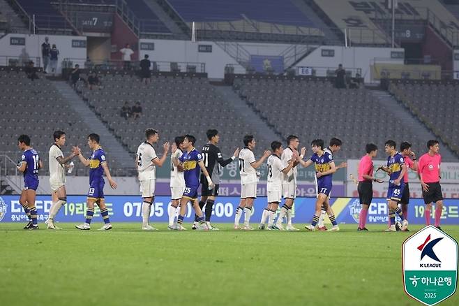 서울 이랜드 선수들이 아산전이 끝난 뒤 인사하고 있다. 사진|한국프로축구연맹