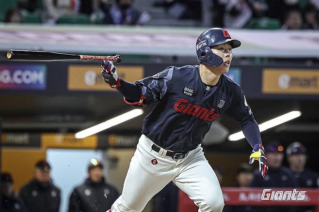 롯데 고승민이 25일 인천SSG랜더스필드에서 열린 2025 KBO리그 SSG전에서 안타를 치고 있다. 사진 | 롯데 자이언츠