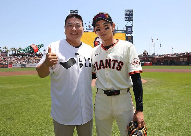 김태균은 지난 23일 이정후의 소속팀 메이저리그 샌프란시스코 홈 경기 시구를 했다. 이정후와 함께 한 김태균 KBSN 해설위원. 사진제공=티케이오시비