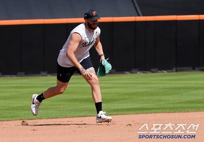 얼핏 보면 진짜 공을 받는 것처럼 실제와 똑같이 움직인 폰세