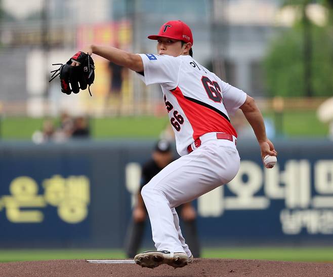 투구하는 이도현
(광주=연합뉴스) 조남수 기자 = 2일 광주기아챔피언스필드에서 열린 프로야구 SSG 랜더스와 KIA 타이거즈의 경기. KIA 선발투수 이도현이 1회에 투구하고 있다. 2025.7.2
iso64@yna.co.kr
(끝)
<저작권자(c) 연합뉴스, 무단 전재-재배포, AI 학습 및 활용 금지>