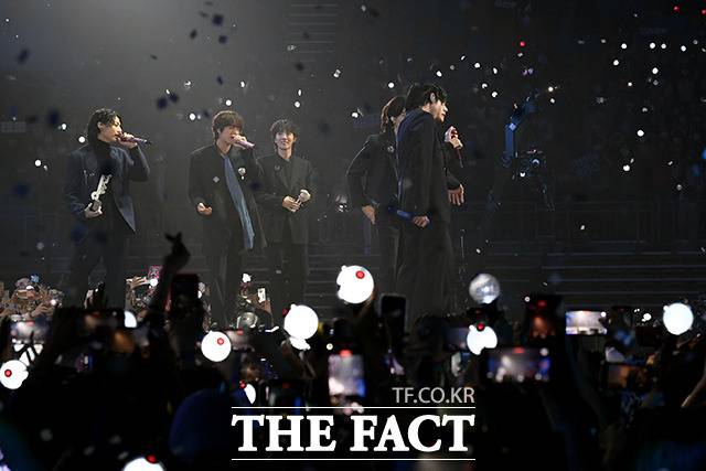 방탄소년단 멤버들이 모두 전역해 다시 완전체로 뭉쳤다. 곧바로 앨범 작업에 돌입한 것으로 전해진 방탄소년단이 어떤 앨범으로 돌아올지 많은 관심이 모인다. 사진은 '2022 더팩트 뮤직 어워즈'에서 대상을 수상한 뒤 앙코르 무대를 하는 모습. /더팩트 DB