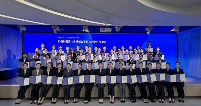 파라타항공은 지난달 30일 윤철민 대표이사 등이 참석한 1기 객실승무원 수료식을 진행했다. /파라타항공