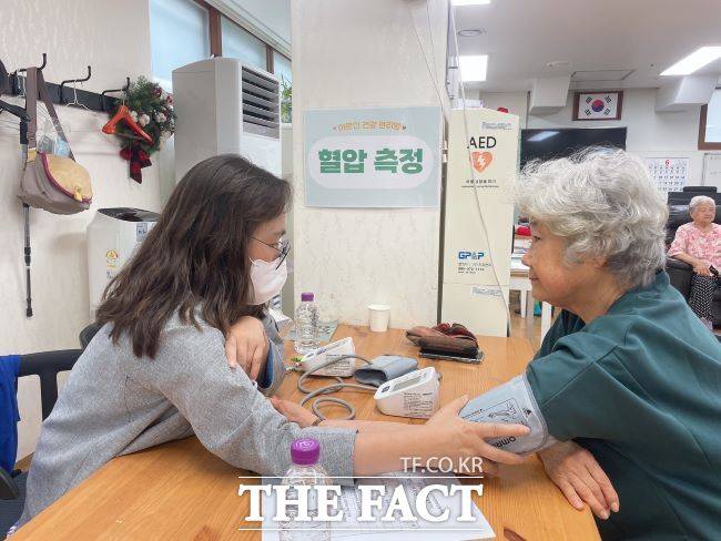 과천시보건소가 경로당에서 노인 맞춤형 건강관리서비스를 제공하고 있다. /과천시보건소