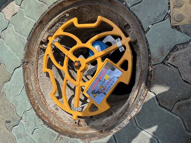 IoT 센서가 설치된 맨홀. 광진구 제공.