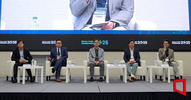 2일 충북 청주 오스코에서 열린 '배터리 인사이트 컨퍼런스 2025'에서는 국내 배터리 소재 기업 관계자들이 참석해 국내외 어려운 환경을 조명하고, 글로벌 시장 돌파 전략을 모색했다. 사진 왼쪽부터 최종서 한국배터리산업협회 상무, 김재천 아프리오 어드바이저리 그룹 회계사, 김준형 SK아이이테크놀로지(SKIET) 부사장, 박재범 포스코경영연구원 수석연구원, 양제헌 에코프로 이사. 심성아 기자