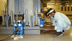 간사이공항 관계자들이 여객터미널 기둥 아래에 '잭업 공사'를 진행하는 모습./간사이공항 홈페이지