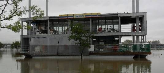 부유식 공법을 적용한 한강공원 편의점. /아이랜드건설 홈페이지