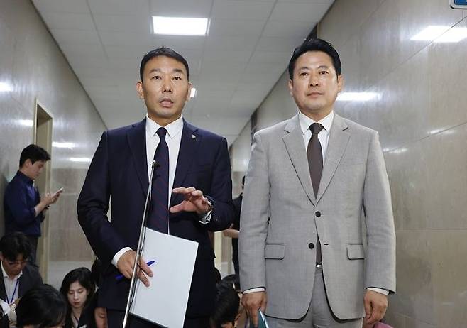 김용민 더불어민주당 법사위 간사(왼쪽)와 장동혁 국민의힘 법사위 간사가 2일 서울 여의도 국회에서 상법 개정 관련 논의를 마친 뒤 기자들에게 브리핑을 하고 있다. ⓒ뉴시스