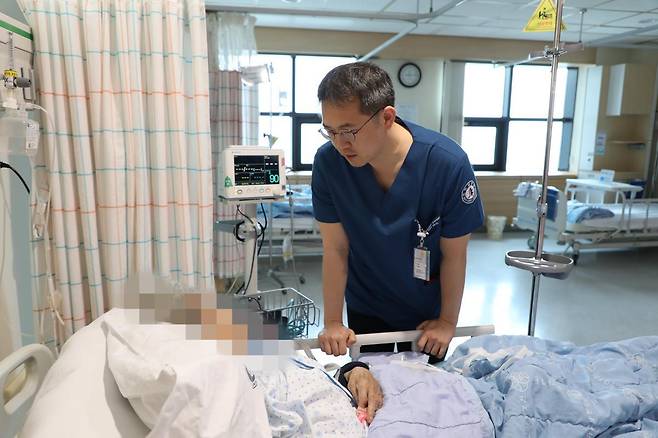 김대영 인하대병원 심장내과 교수가 고혈압 치료를 위해 입원 중인 김현기(가명) 씨의 상태를 살펴보고 있다. 인하대병원 제공