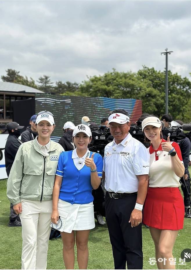 5월 열린 SK텔레콤 채리리 오픈에 출전한 김하늘(오른쪽)이 최경주 프로, 이보미, 최나연 등과 포즈를 취했다. SK텔레콤 조직우 제공