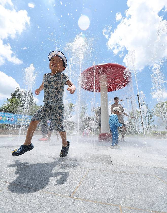전북 전 지역에 폭염특보가 발효된 29일 전북 전주시 송천동 한 공원을 찾은 한 어린이가 바닥분수에서 물놀이를 하며 더위를 식히고 있다. 2025.6.29/뉴스1