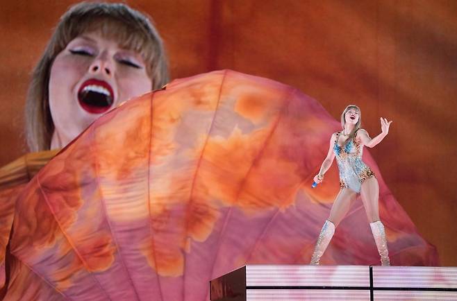 AI가 쏟아낼 수많은 콘텐츠에도 테일러 스위프트 같은 슈퍼스타는 건재할 것이다. 대신 이제 막 피어나는 단계의 신진 창작가들은 AI 홍수에 휩쓸려 버릴지 모른다. AP 뉴시스