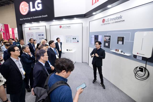 ‘나노코리아 2025’ 에 참가한 LG전자가 나노분야 관련 대표기술 성과와 지속 가능한 소재개발 기술에 대해 소개하고 있다. 과기정통부 제공