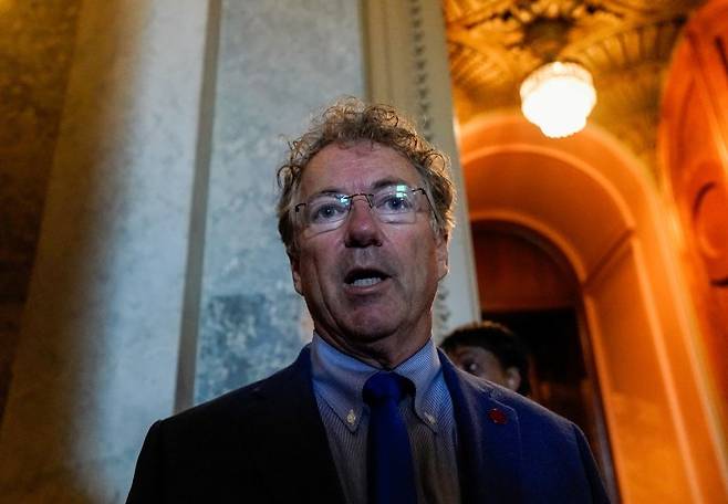 랜드 폴(공화·켄터키) 미국 상원의원이 1일(현지시간) 연방의회에서 도널드 트럼프 대통령의 감세법이 상원을 통과한 뒤 기자들에게 말하고 있다. 로이터 연합