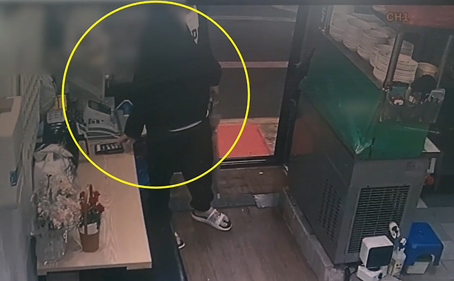 전국을 돌며 점포 업주의 휴대전화와 카드 등을 훔쳐 돈을 빼돌린 20대가 구속 송치됐다. 사진은 범행 장면이 담긴 CCTV 화면/사진=대전경찰청 제공, 뉴스1