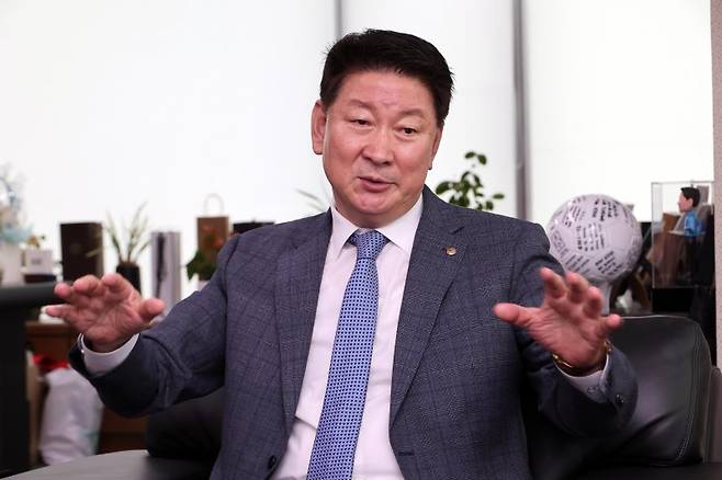 오화경 저축은행중앙회 회장은 2일 파이낸셜뉴스와 만나 "저축은행 본연의 역할을 확대하기 위해서는 예금보험료율 인하, 세제혜택 제공, 규제 차등 적용 등이 필요하다"고 역설했다. 사진=박범준 기자