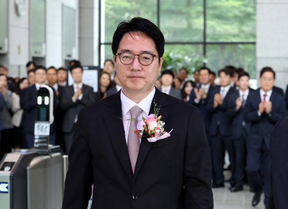 심우정 검찰총장이 2일 서울 서초구 대검찰청에서 퇴임식을 마친 뒤 청사를 나서고 있다. 연합뉴스