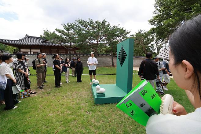 2일 서울 종로구 경복궁에서 ‘경복궁 생각’ 전시회가 열렸다. 이 작품은 전통과 현대가 교차하는 서울의 풍경을 담아낸 ‘향원정 동심원’이다. 정용일 선임기자 yongil@hani.co.kr