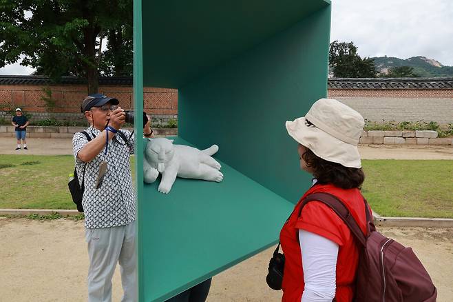 2일 서울 종로구 경복궁에서 ‘경복궁 생각’ 전시회가 열렸다. 이 작품은 탄생의 신비를 의미하는 ‘교태전 동심원’이다. 정용일 선임기자 yongil@hani.co.kr