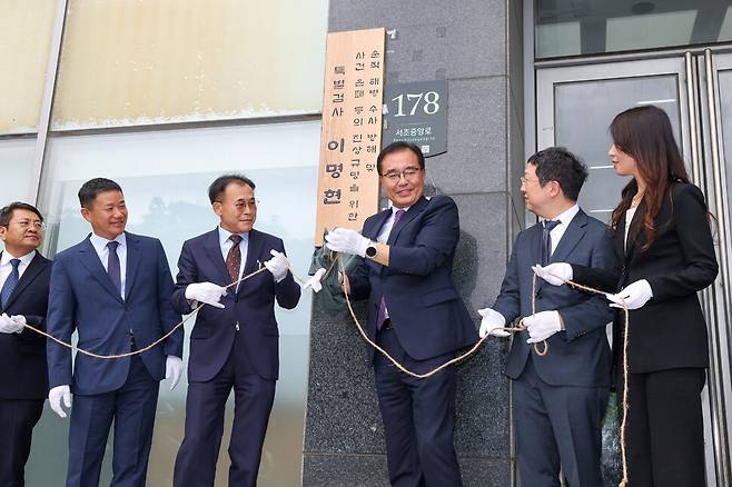 채상병 사건을 수사하는 이명현 특별검사팀이 2일 오전 서울 서초구 서초한샘빌딩에 마련된 특검 사무실에서 현판식을 하고 있다. 김영원 기자 forever@hani.co.kr