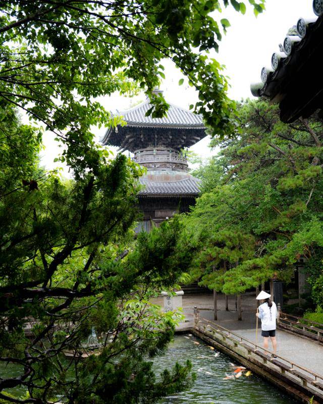 일본 도쿠시마현 나루토시 료젠지에서 순례복을 착용하고 촬영한 사진.