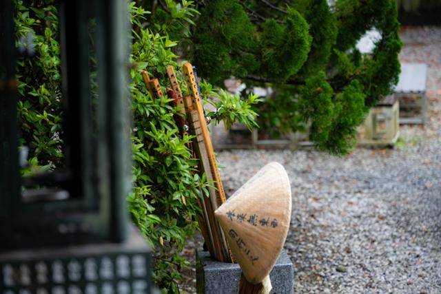 나루토시 료젠지에 오헨로를 마친 순례자들이 두고 간 곤고즈에가 놓여 있다.
