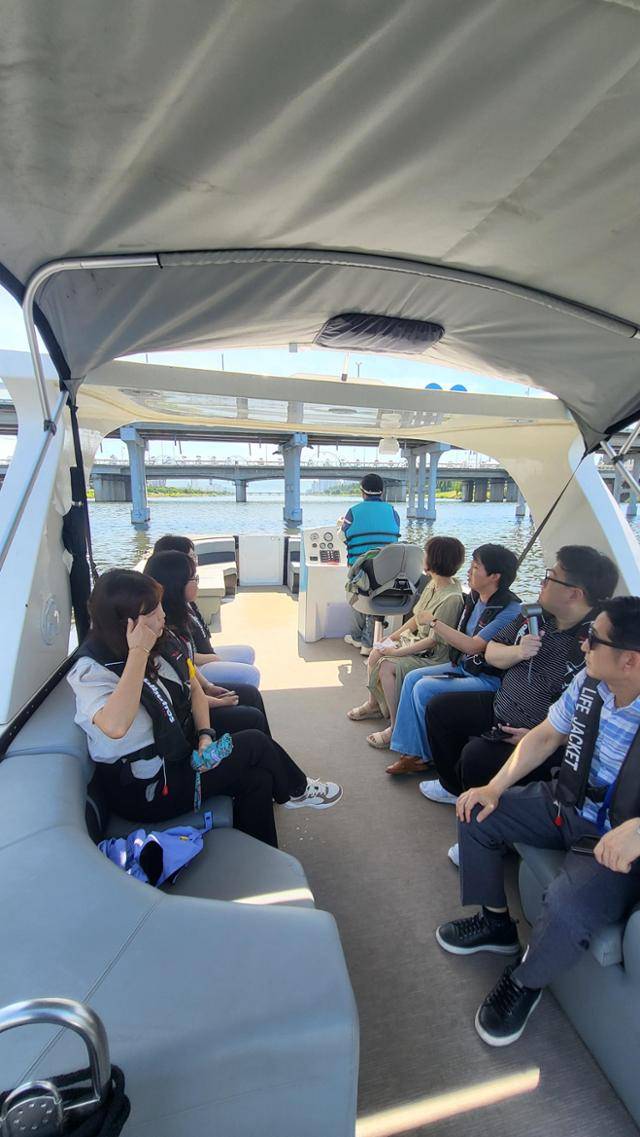 길이 9.19m, 폭 3.04m의 보트 내부는 운전석을 제외하면 테두리를 따라 설치된 좌석이 전부여서 크기에 비해 비해 넓고 개방감도 탁월하다. 울산= 박은경 기자