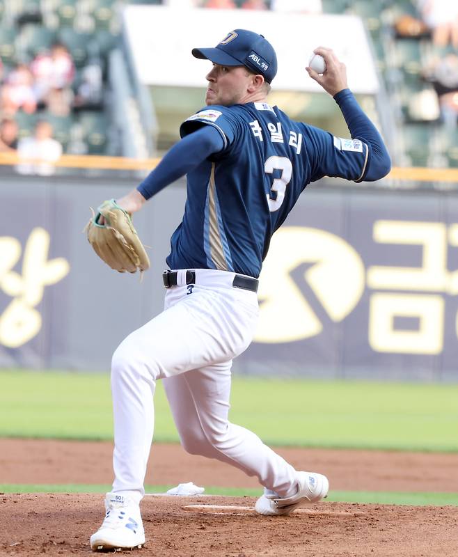 17일 오후 잠실야구장에서 열린 2025 프로야구 NC와 LG 경기. NC 선발 라일리가 역투하고 있다. 잠실=정시종 기자 capa@edaily.co.kr /2025.06.17.